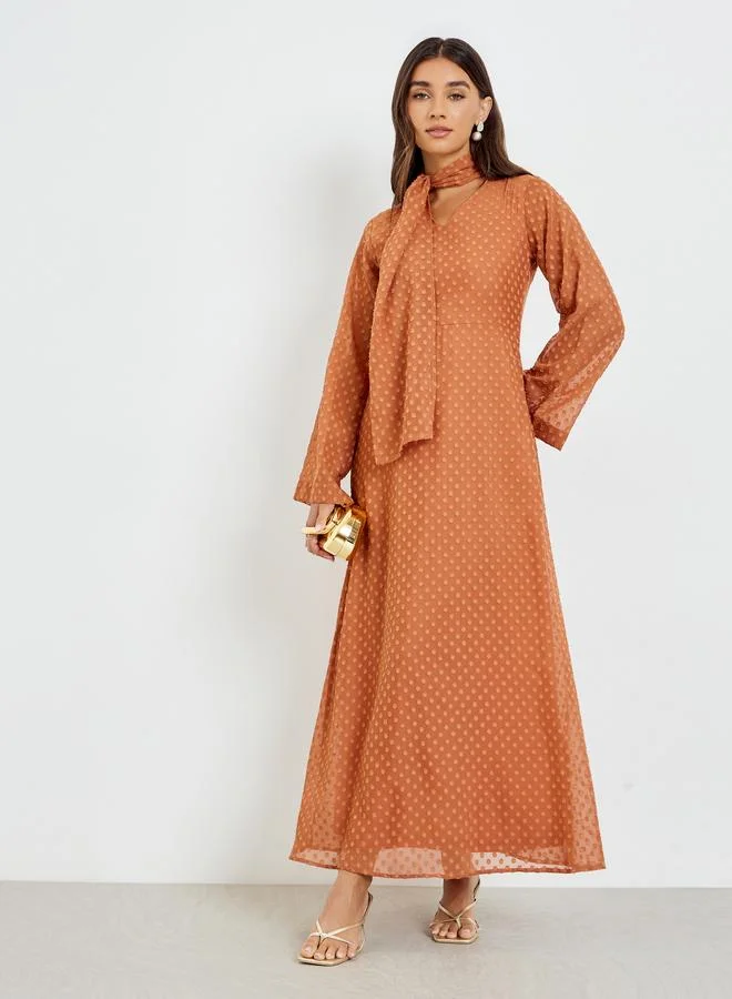 ستايلي فستان طويل بأكمام طويلة ووشاح عنق